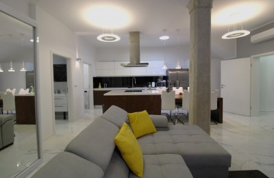 Istria, Parenzo centro - lussuoso appartamento al piano terra con cortile!!