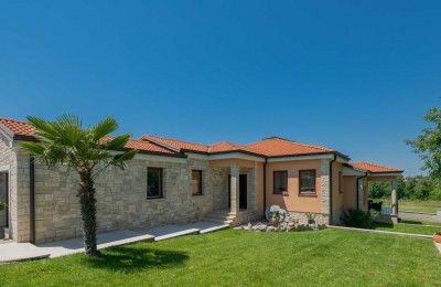 Villa, beautiful ground floor with pool on the outskirts of the village