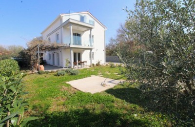 Istra,Poreč 5km - Obiteljska kuća zadnja u nizu sa lijepim dvorištem + dodatni app