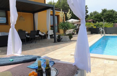 Ekskluzivno! Istra,Poreč- Kuća sa bazenom i otvorenim pogledom te dodatnim apartmanom!