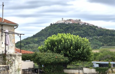 Istra, Motovun - PRILIKA! Kuća  sa okućnicom i  pogledom na Motovun !!