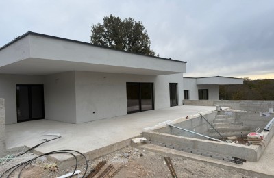 Casa Piano terra con piscina a Tinjan - nella fase di costruzione