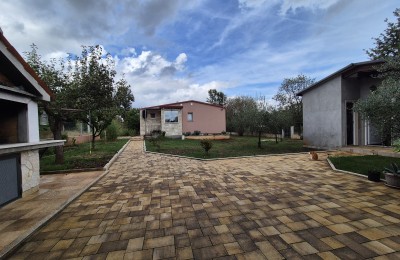 Exklusiv! Ein wunderschönes Anwesen in der Nähe von Poreč – eine Oase der Ruhe und Natur unweit der Stadt.
