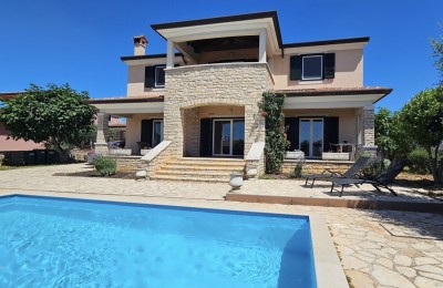House with swimming pool, 5 km from the sea