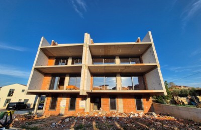 Istra, Tar - Kvalitetna novogradnja - Stan na 2 etaže i panoramski pogled na more !!