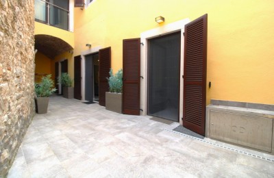 Casa di lusso nel centro di Parenzo con 3 appartamenti distribuiti su 3 piani