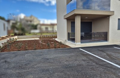 Istria, Poreč area 1500m from the sea - Apartment in a new building with an elevator - ground floor with a courtyard