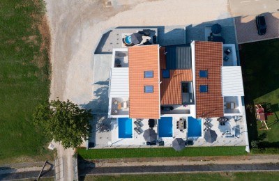 Moderna družinska hiša na odlični lokaciji - le 400 m od morja