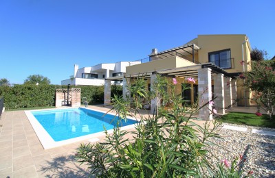 Una bellissima casa con piscina, una vista panoramica unica sul mare e sulla campagna!