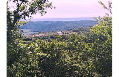 GROŽNJAN - ZAZIDLJIVO ZEMLJIŠČE S PREKRASNIM POGLEDOM NA MORJE