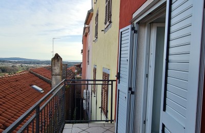 Prenovljeno stanovanje v centru Vrsarja z balkonom in pogledom na morje - TOP lokacija