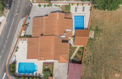 House with swimming pool near Poreč