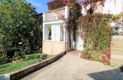 Semi-detached house with 2 apartments in the center of Vrsar, 100 m from the sea