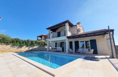 Casa familiare con piscina, in un posto tranquillo a 6 km dal centro di Parenzo!