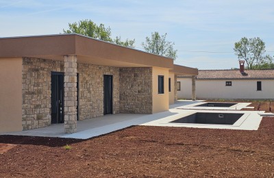 Istra-Poreč , 3km - Novoizgrađena moderna prizemna kuća  sa bazenom u mirnom okruženju !