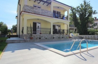 Kuća sa 5 stambenih jedinica -uređeno dvorište sa bazenom - 500 M DO MORA !!