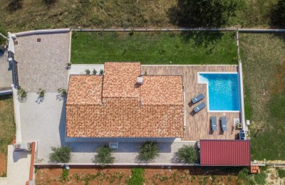 Haus mit Swimmingpool und ein Grundstück mit einem Projekt in der Nähe von Poreč
