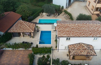 Casa in pietra con piscina vicino a Parenzo