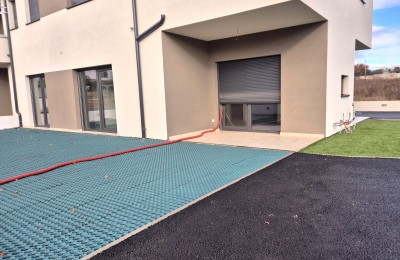 Apartment on the ground floor with a yard, new building 2 km from the sea!!