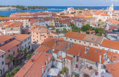 EKSKLUZIVNO! Jedinstvena prilika u srcu Poreča – kuća s dva stana i terasama na vrhunskoj lokaciji