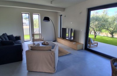 Poreč, Istra - eleganta nova villa moderne arhitekture sa bazenom !!