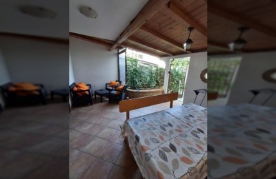 Istra,Červar-Porat - Stan u prizemlju sa dvorištem ,200m od mora!!