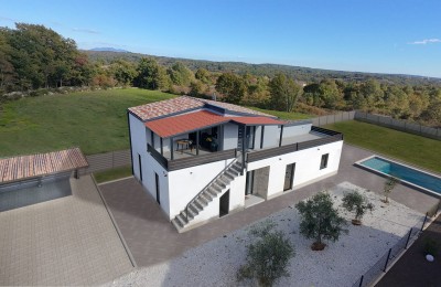 Poreč,okolica -Mirna lokacija okružena prirodom – kuća s dva stana i velikim potencijalom