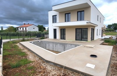 Casa bifamiliare con piscina - vicino a Parenzo