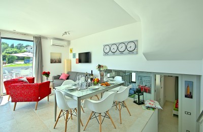 Istra, Vrsar 800m od mora - Apartma z dvema spalnicama in veliko teraso s pogledom na mesto!!