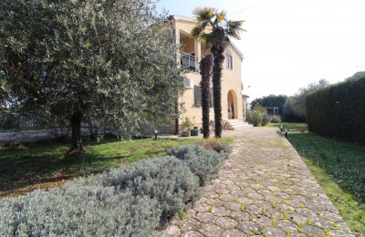 Exklusivangebot der Agentur! Istrien, Poreč – Freistehendes Haus mit zwei Wohnungen + Studio-Apartment und großem Garten – 1500 m vom Meer entfernt!
