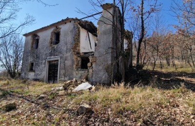 Una proprietà unica, una casa in pietra su una collina che domina Montona