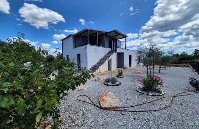 Poreč  Umgebung – Ruhige Lage inmitten der Natur – Haus mit zwei Wohnungen und großem Potenzial
