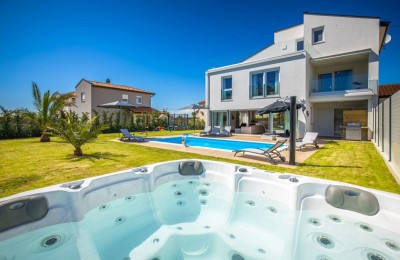 Lussuosa villa moderna con piscina vicino a Parenzo