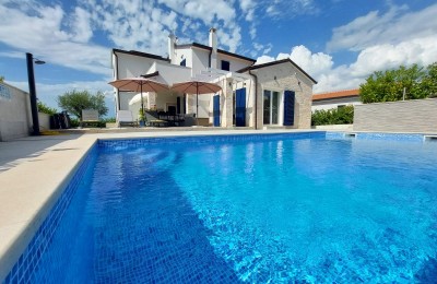 ISTRIA, nei dintorni di Parenzo - villa con piscina ai margini del villaggio!