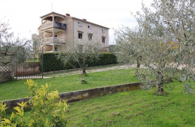 Kuća sa 3 stana na izuzetnoj lokaciji u Poreč predstavlja rijetku priliku na tržištu – savršen spoj blizine mora, centra i privatnosti