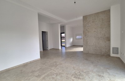 Appartamento al piano terra con cortile, nuova costruzione a 2 km dal mare!!