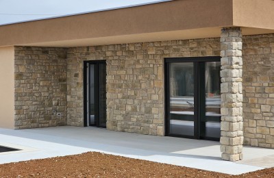 Istra-Poreč , 3km - Novoizgrađena moderna prizemna kuća  sa bazenom u mirnom okruženju !