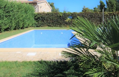 Casa con piscina in stile mediterraneo, a 4 km da Parenzo