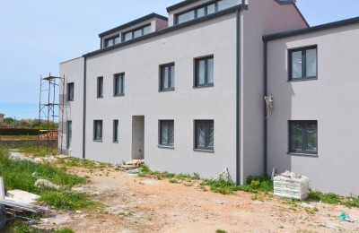 Poreč area, apartment on the ground floor with a yard!