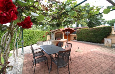 Istria, Parenzo - Bellissimo appartamento al piano terra con cortile, ottima posizione nella periferia di Parenzo,