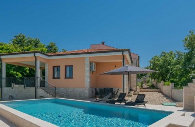 Villa, beautiful ground floor with pool on the outskirts of the village