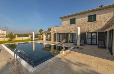 Una villa moderna con piscina e ampio giardino