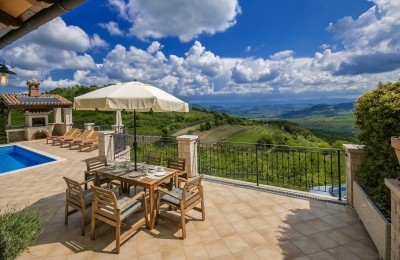 Villa located on the edge of a picturesque town with open views of the landscape