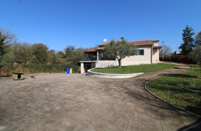 Prekrasna lokacija u okolici Poreča , obiteljska kuća – 160 m², parcela 2000 m², bazen i garaža