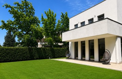 Istria, Poreč, Luxury villa in the most exclusive location in Poreč - a real rarity on the market!