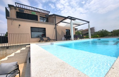 Casa con piscina, sauna, centro fitness e ampio giardino - vicino a Parenzo