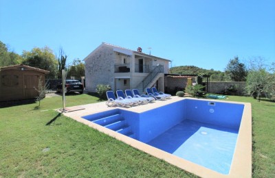 House with pool in Mediterranean style, 4 km from Poreč