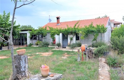 Kamena kuća na kraju sela sa 1100m2 slobodnog dvorišta