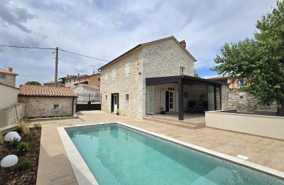 Una bella casa in pietra con piscina , completamente arredata