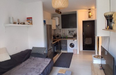 Prilika! Stan na 1.katu 150m od mora!